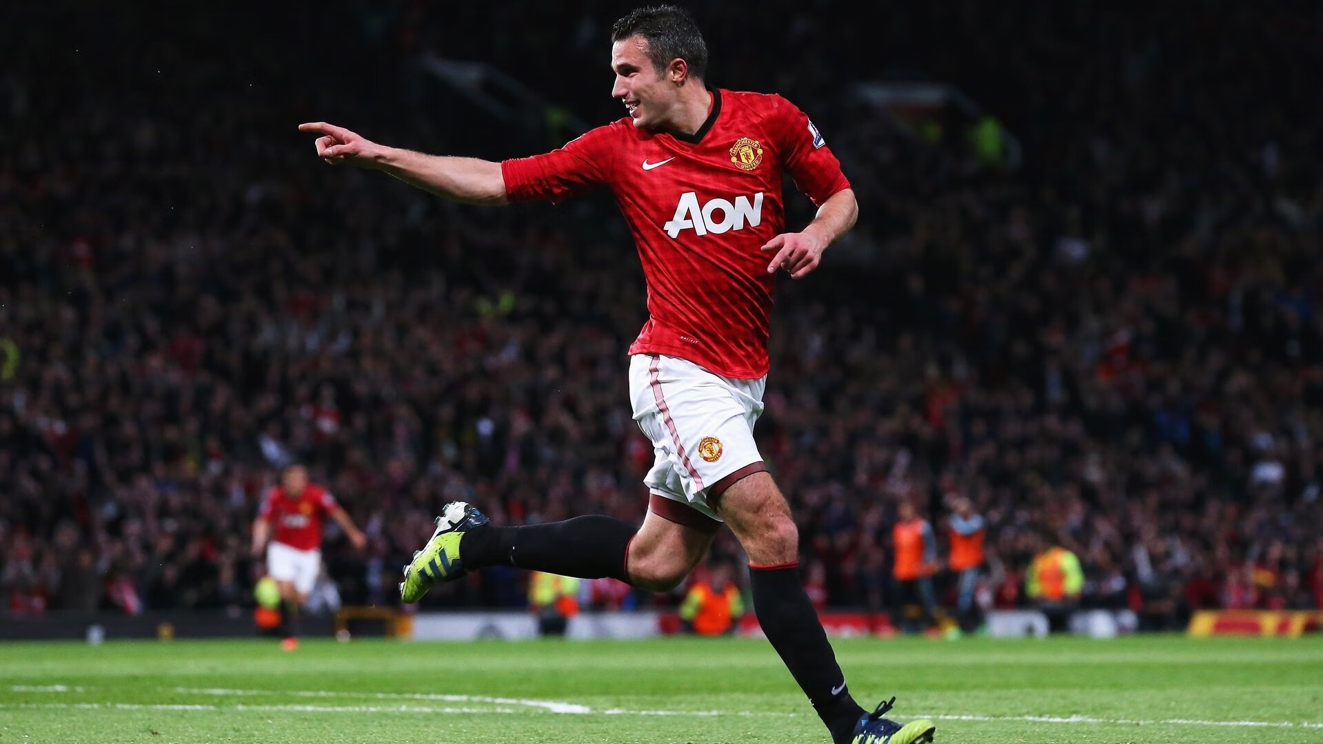 开云官方平台-鏖战与突破，威廉姆斯与哈斯的缠斗，拉塞尔的高光时刻